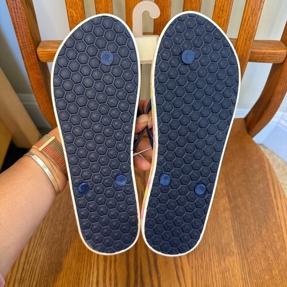 🌈 6/$60 Cuffy’s Cape Cod Thong Flip Flops Starfish Navy Blue Floral Print Size 8 - Picture 2 of 7
